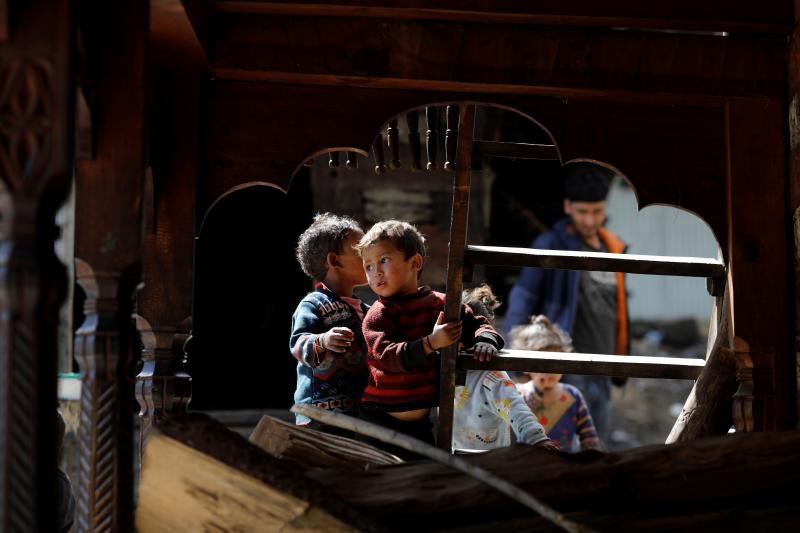 Otros niños de la aldea juegan en la calle mientras esperan a los sanitarios. 