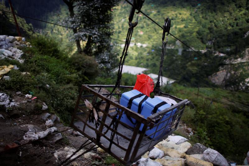 En las partes más escarpadas se usa una especie de teleférico rudimentario para transportar los botiquines y las cajas que contienen las vacunas y así aliviar a los sanitarios de cargar con este peso.