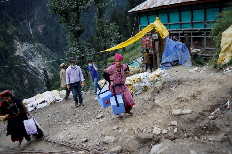 Phula Devi, de 30 años, es una trabajadora de salud local que portea las cajas que contienen la vacuna COVISHIELD con la que han vacunado en la aldea de Malana en el distrito de Kullu.