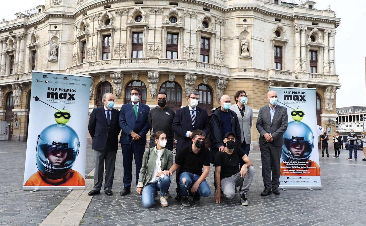 Presentación del cartel de la gala en el exterior del Arriaga. 