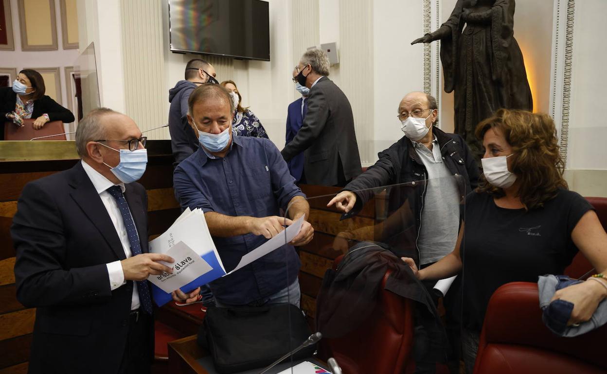 La oposición en Juntas coincide en que la pandemia ha dejado una «brecha» social en Álava