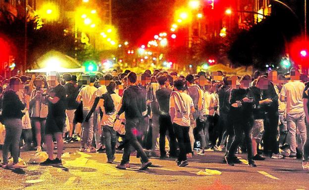 Multitudes. Macrobotellón celebrado en la céntrica calle bilbaína María Díaz de Haro el pasado fin de semana. 