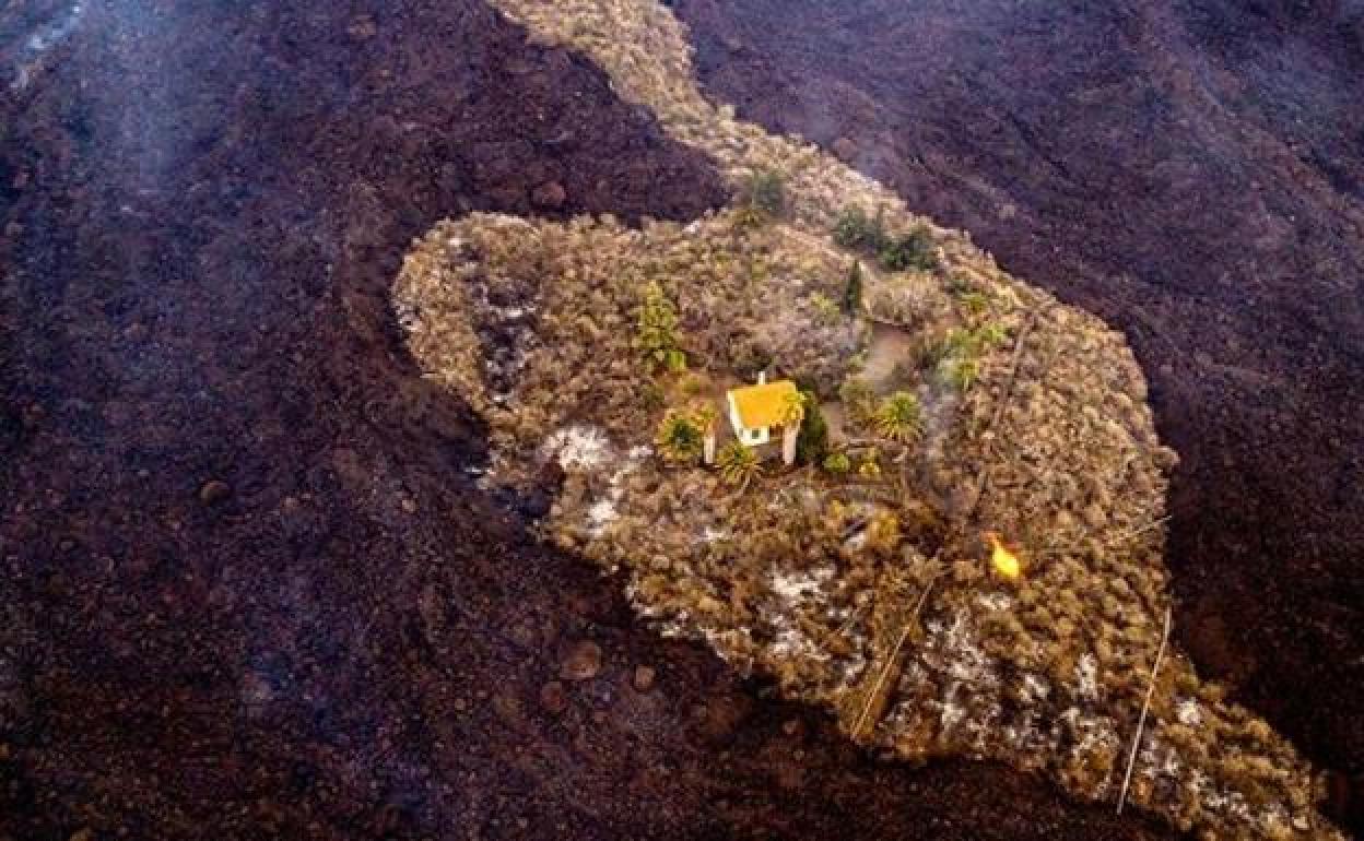 La Casita' rodeada por la lava del volcán de Cumbre Vieja. / 