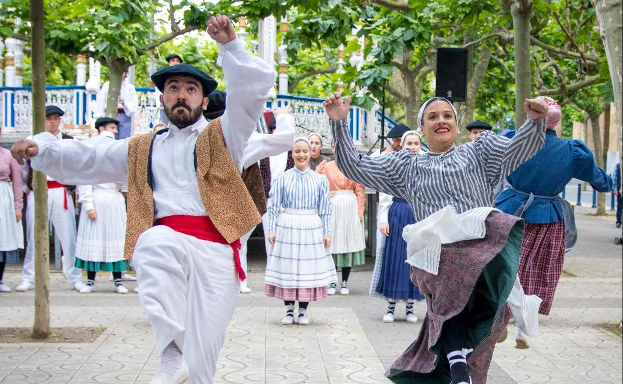 Dantzaris en la última edición del Folklore Azoka en Portugalete./