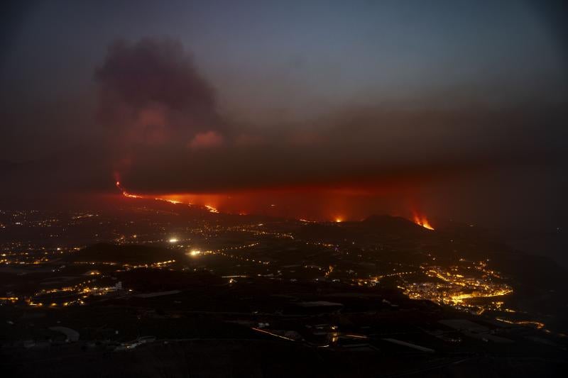 Fotos: La lava del volcán de La Palma llega al mar