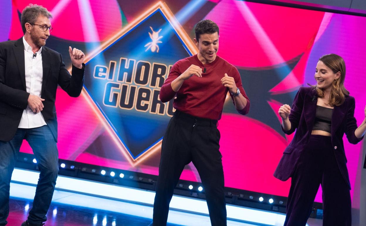 Álex González baila bachata.