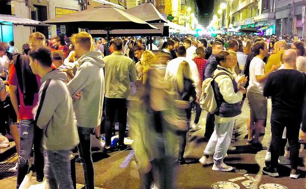 Concentración de cuadrillas de jóvenes en Pozas el pasado fin de semana. 