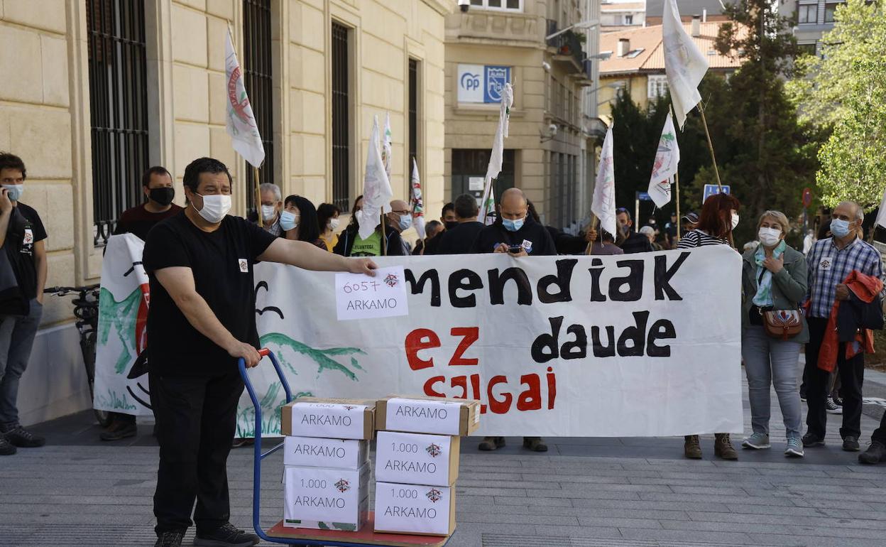 Protesta de Arabako Mendiak Aske contra los proyectos de los parques eólicos.