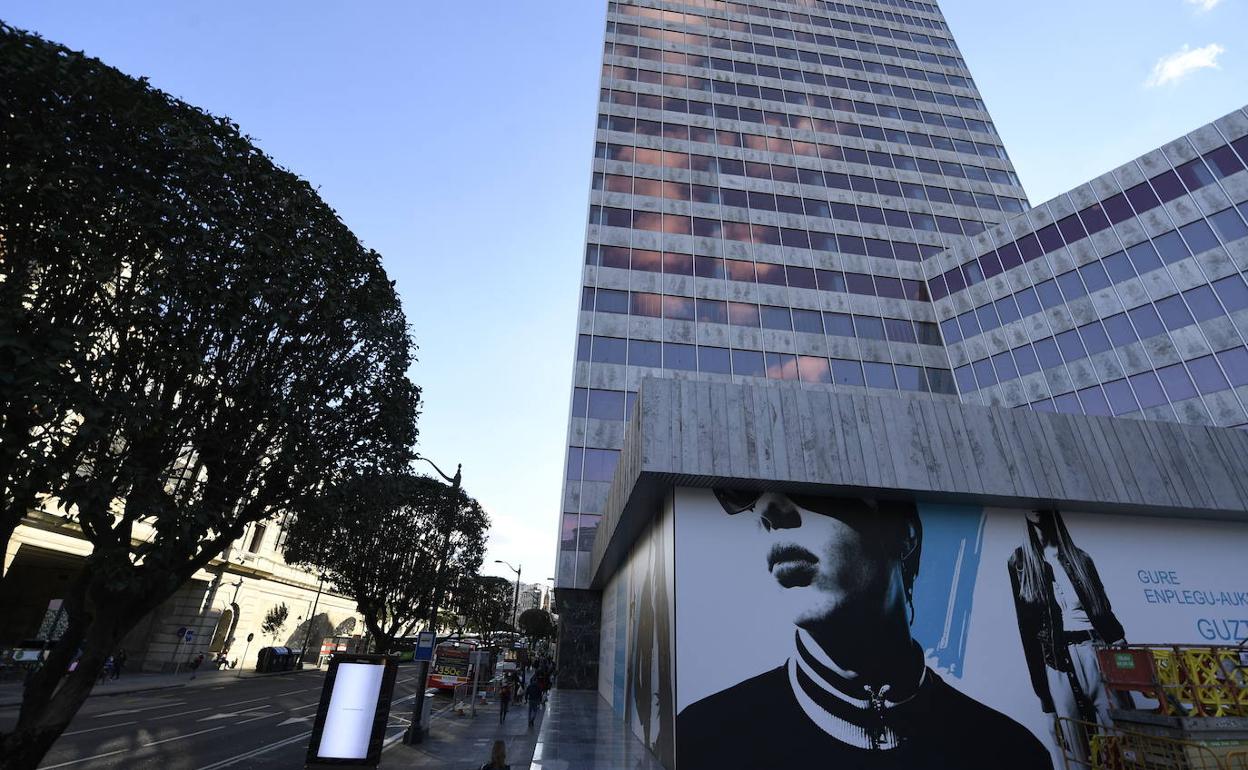 El 'faro' de la Torre Bizkaia se encenderá dentro de un año