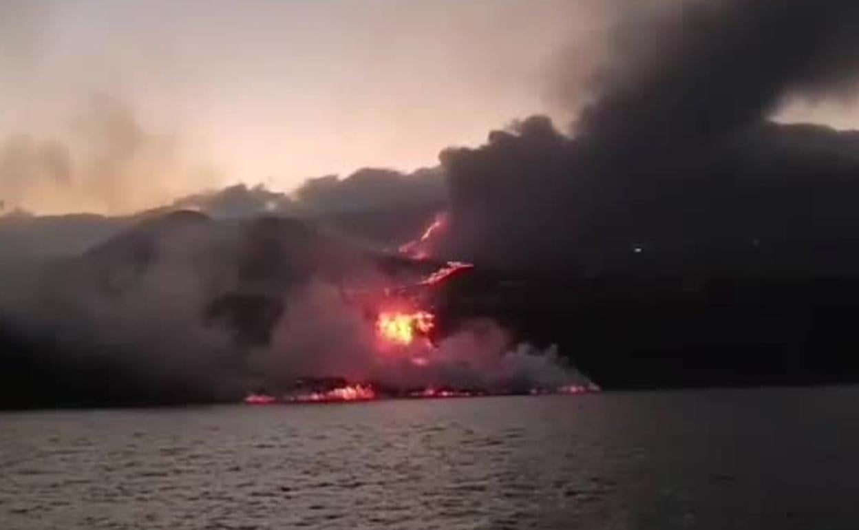 Los vídeos más impactantes de la llegada de la lava al mar
