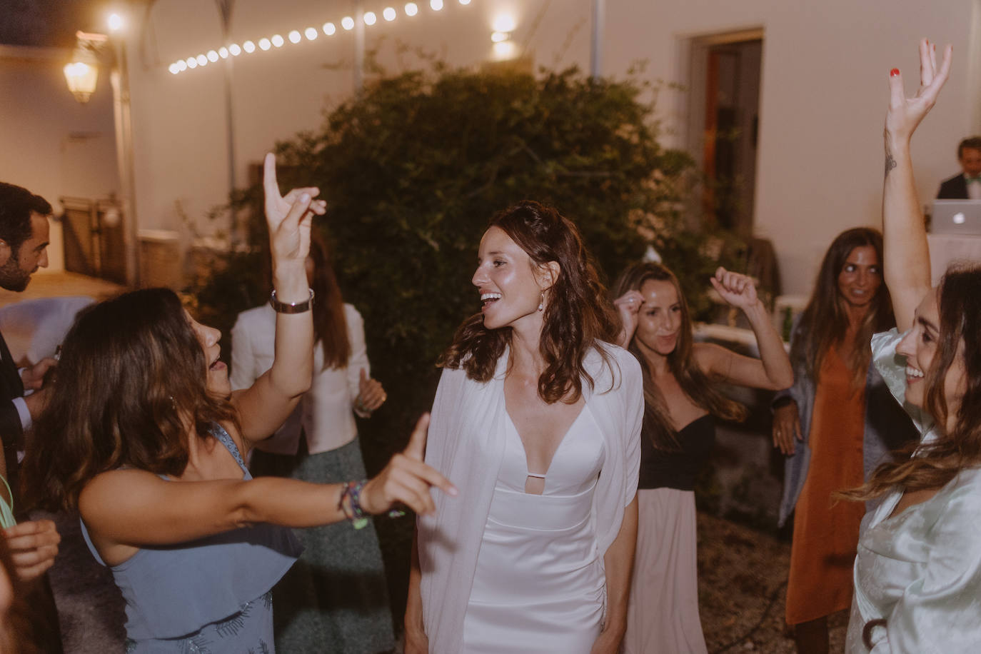 Fotos: La boda de ensueño en una isla francesa de Alazne, la modelo bilbaína del vestido sirena