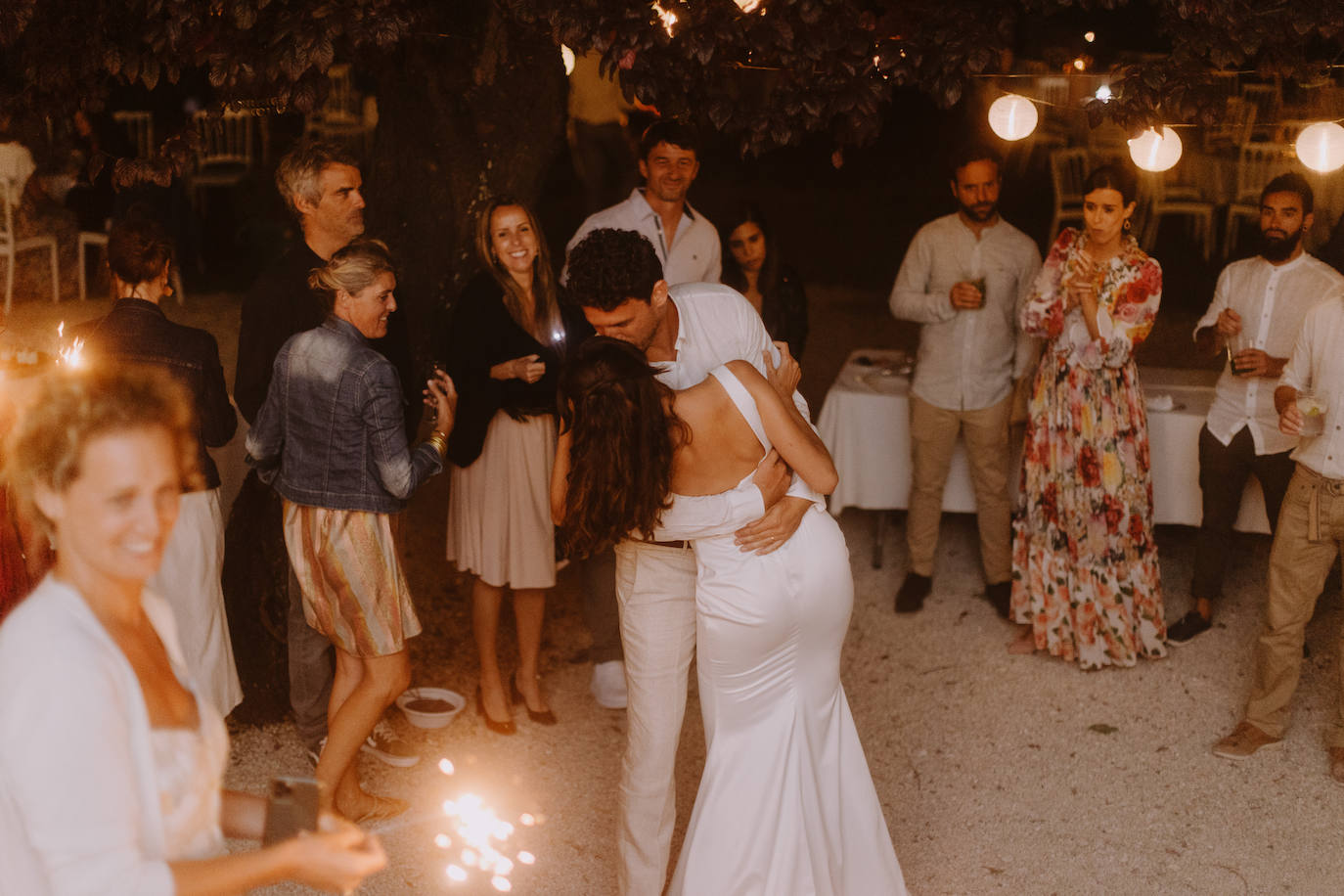 Fotos: La boda de ensueño en una isla francesa de Alazne, la modelo bilbaína del vestido sirena