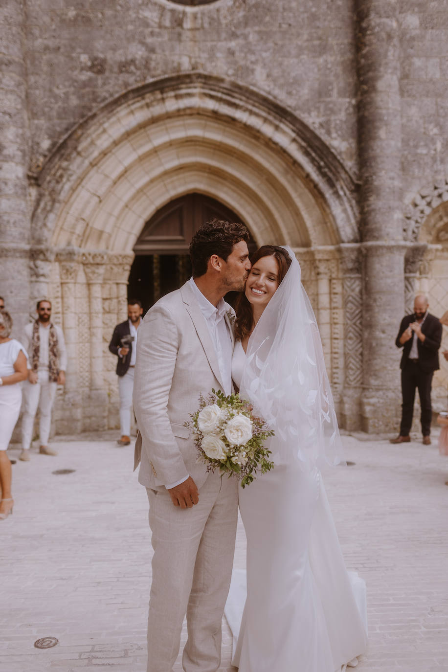 Fotos: La boda de ensueño en una isla francesa de Alazne, la modelo bilbaína del vestido sirena