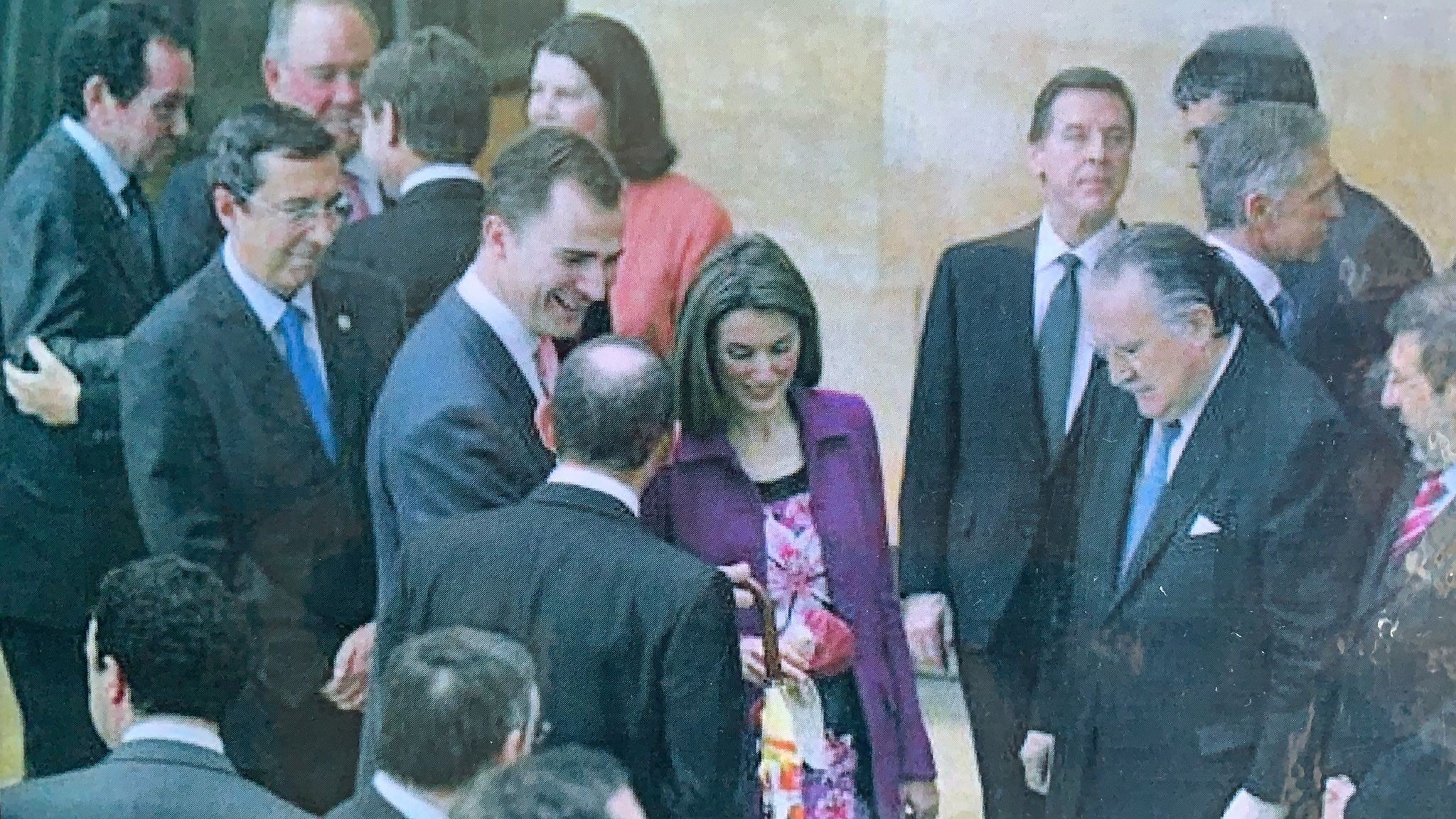 Don Felipe y doña Letizia con Azkuna