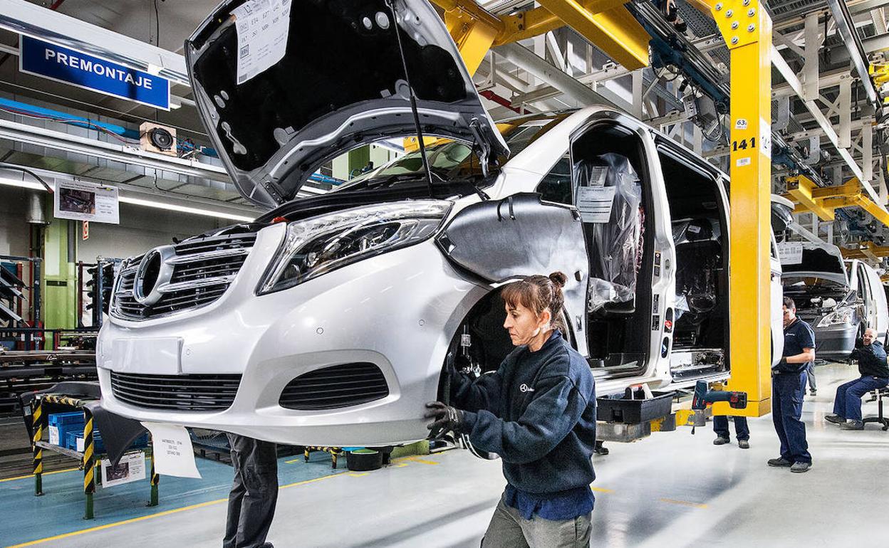 Una trabajadora de Mercedes monta una furgoneta en la cadena de producción de la planta de Vitoria.