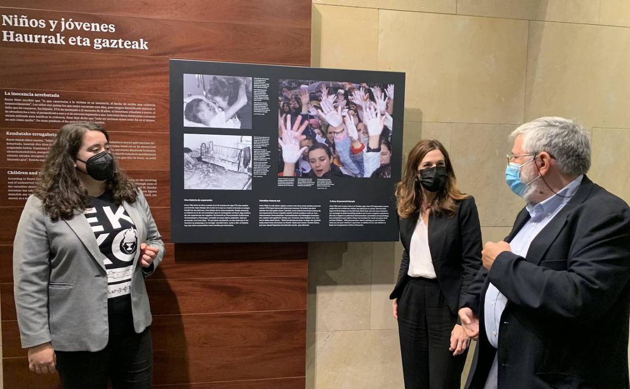 El director del Memorial, Florencio Domínguez, junto a las concejales Maider Etxebarria y Estíbaliz Canto.