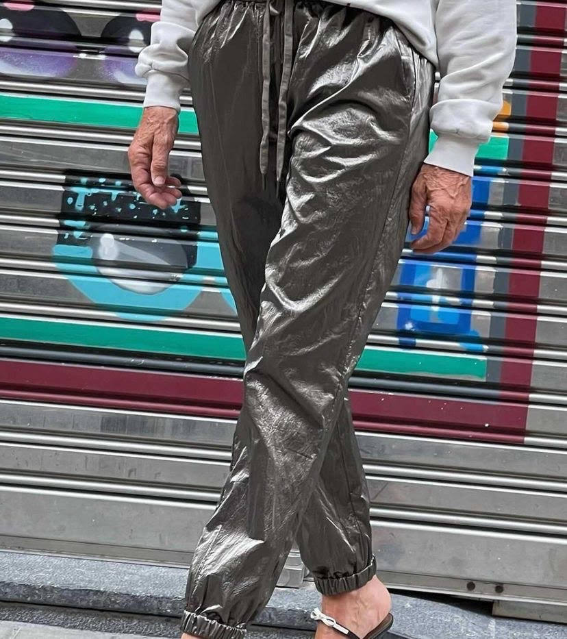 Pantalón metalizado de la tienda bilbaína Ambali, situada en la calle Maestro García Rivero, número 6.