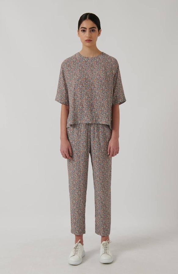 Pantalón estampado de fit regular y pierna recta de la firma vasca Loreak Mendian. Disponible en su tienda de Rodríguez Arias, número 24. Cuesta 140 euros. 