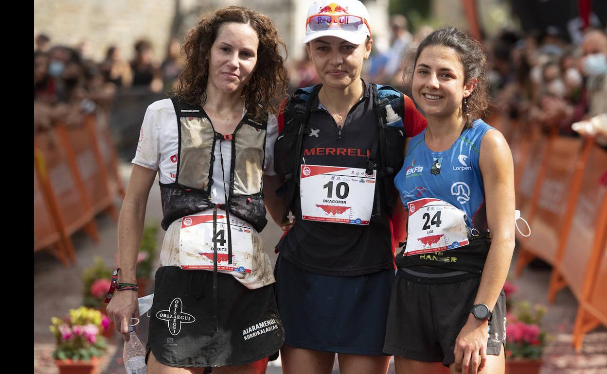 Onditz Iturbe, primera por la izquierda, y Lide Urrestarazu, tercera, fueron segunda y tercera en la reciente Gorbeia Suzien.