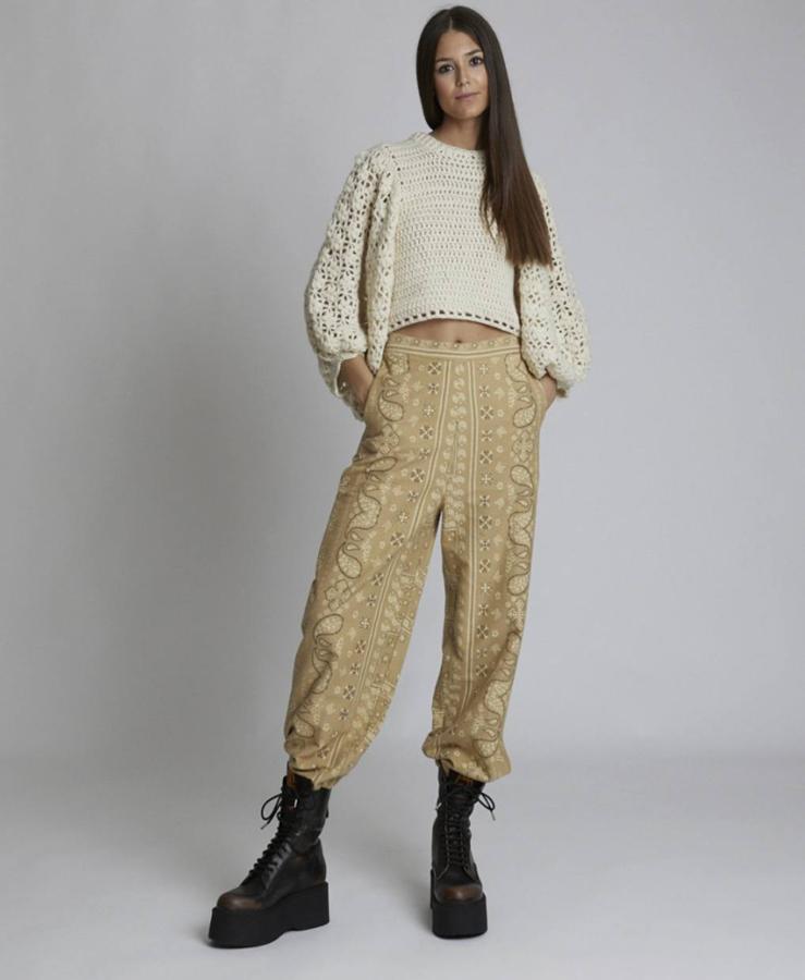 Pantalón beige con estampado de la firma vizcaína Zaitegui Studio. Disponible en su página web. Cuesta 190 euros. 