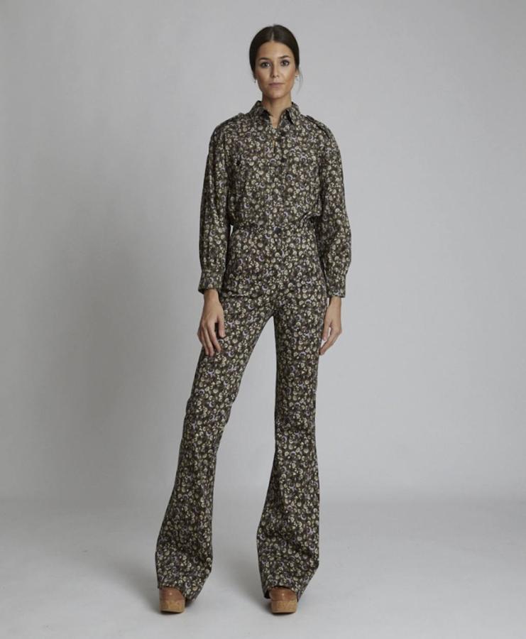 Pantalón de tiro alto confeccionado en tejido de algodón con fit entallado y bajo acabado en evasé de la firma vizcaína Zaitegui. Disponible en su tienda online. Cuesta 129 euros. 