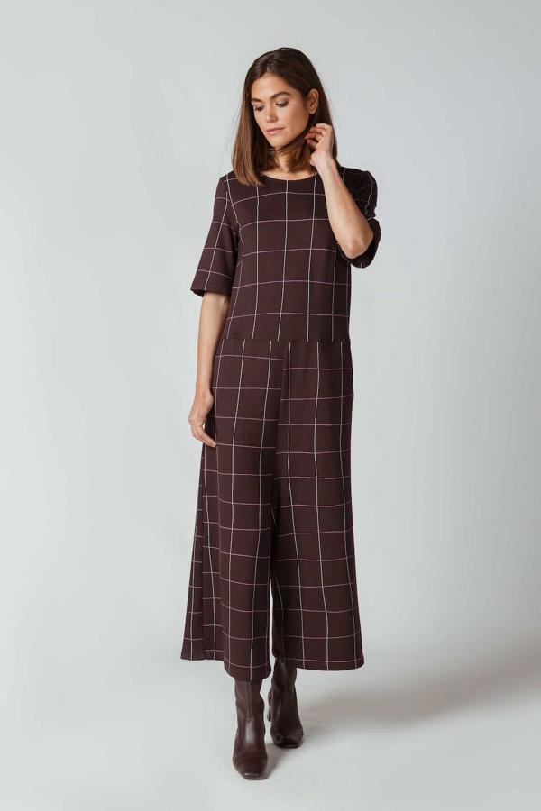 Pantalón marrón con cuadros blancos de la firma vizcaína SKFK. Disponible en su tienda de la calle VIktor, número 5. Cuesta 140 euros.