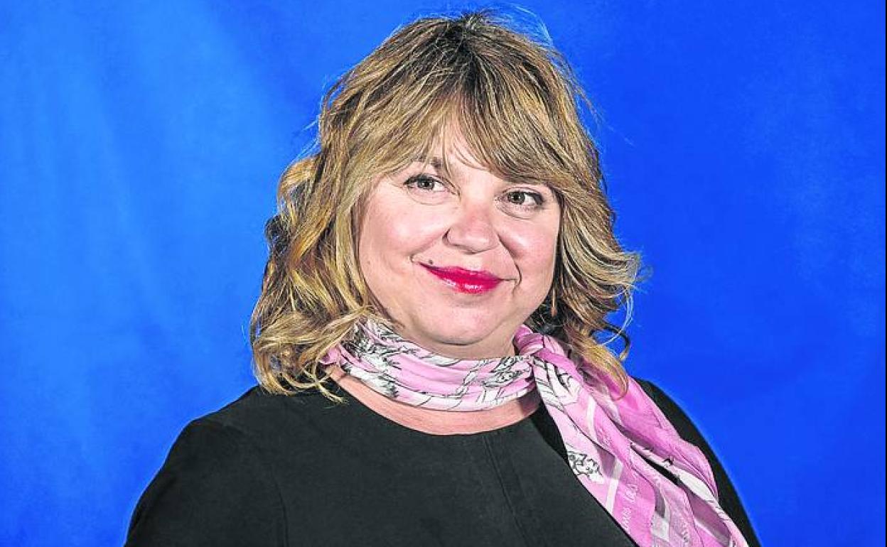 Txani Rodríguez posa con un ejemplar de 'Los últimos románticos'. 