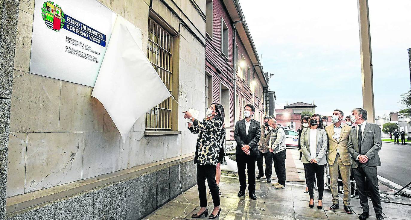 El traspaso simbólico se ha producido en un acto celebrado en la cárcel de Basauri. 