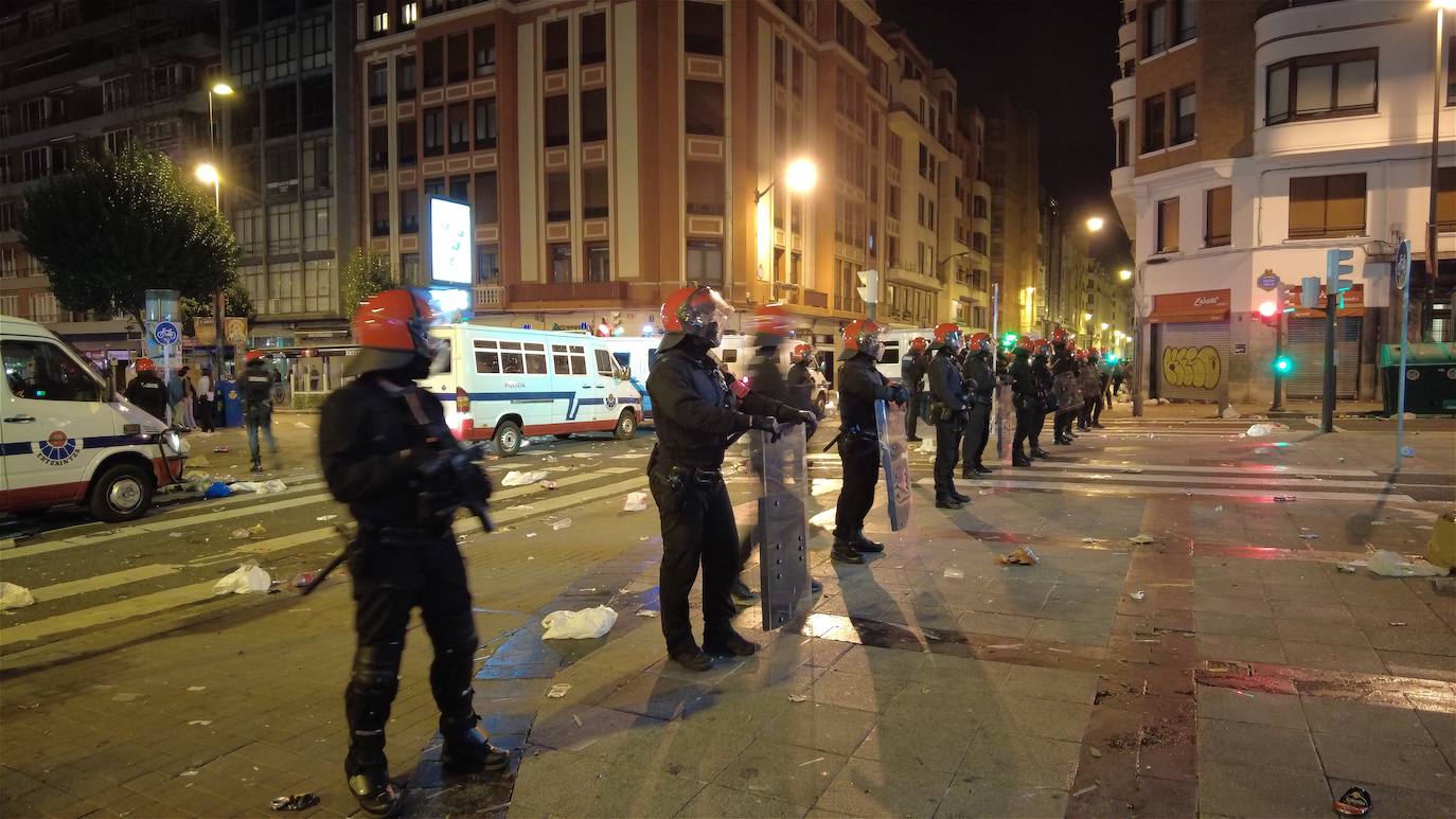 Fotos: Nueva noche de aglomeraciones y botellones en Pozas