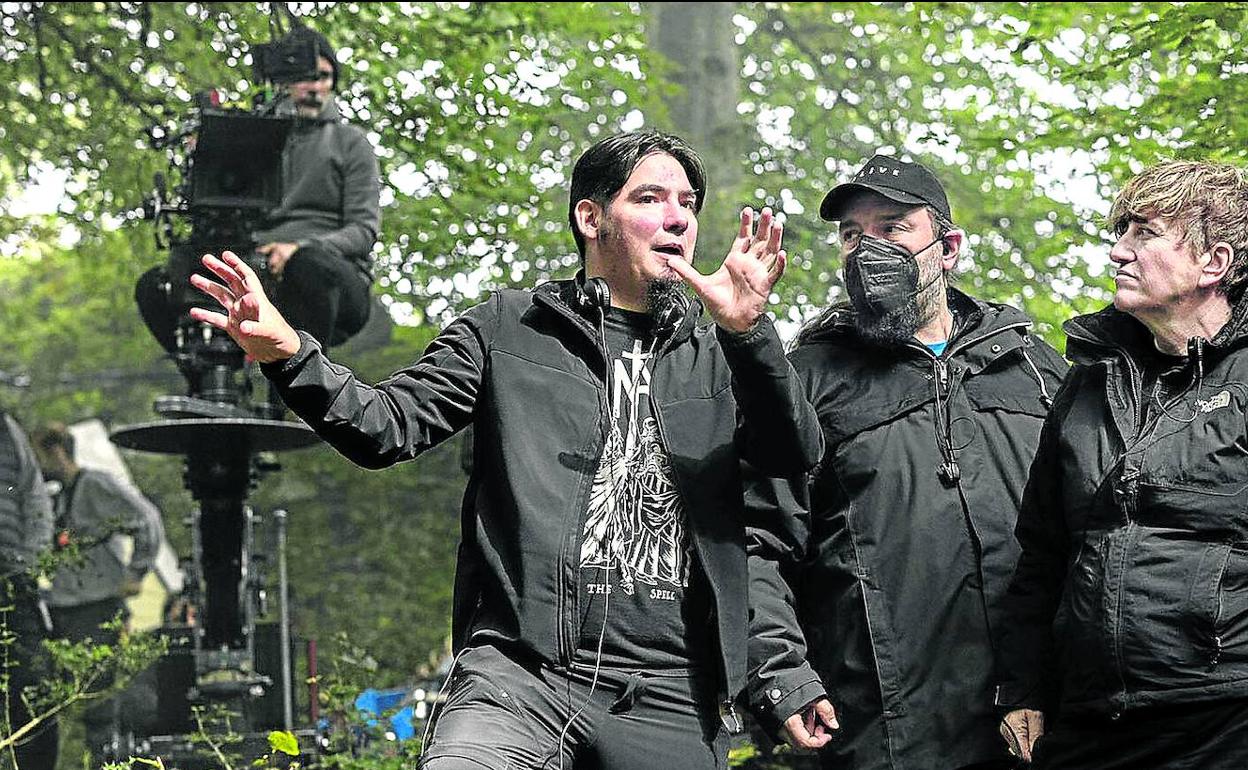 Urkijo da instrucciones a su equipo durante el rodaje en la Sierra de Aralar.