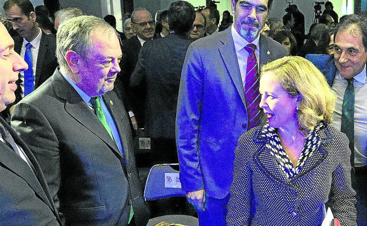 Pedro Azpiazu y Nadia Calviño, durante un foro empresarial en Gipuzkoa. 