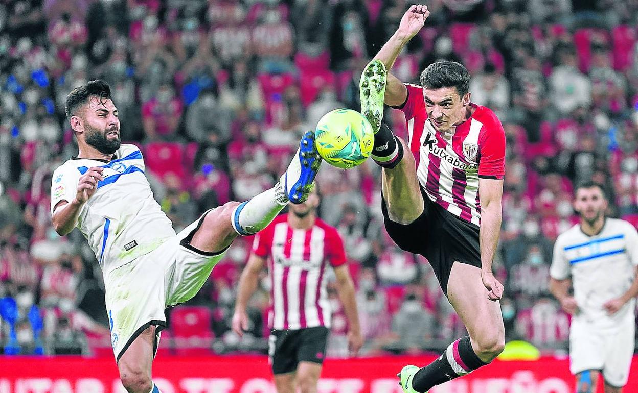 Zarraga, que salió en la segunda parte, trata de llevarse la pelota frente a Duarte