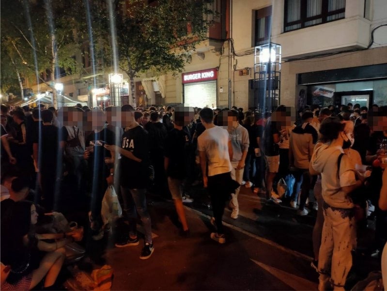 Fotos: El botellón vuelve a tomar el centro de Bilbao, un día después de que cinco personas fueran detenidas