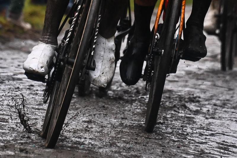 Fotos: Frío, lluvia y barro para la Roubaix más épica