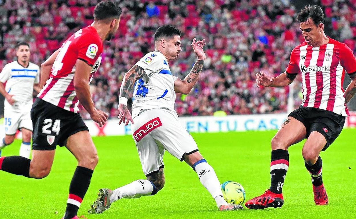 Miguel, con mucho trabajo escorado a la banda en los últimos dos partidos, intenta superar a Dani García en el duelo de San Mamés. 