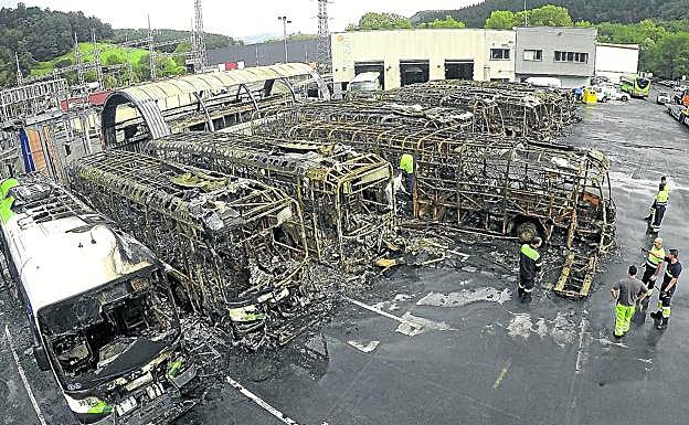 Explosiones y llamas de hasta diez metros acabaron con doce bizkaibuses en las cocheras de Lemoa