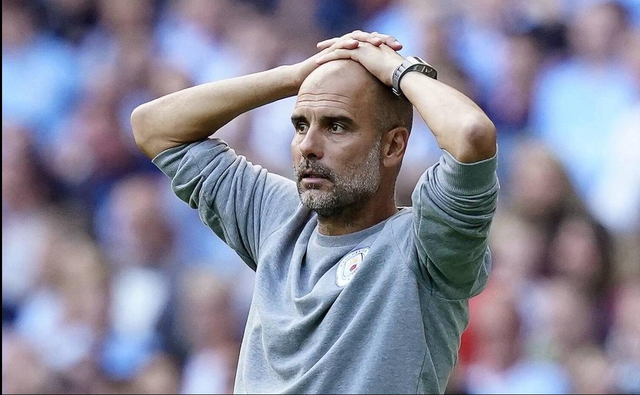 Pep Guardiola se echa las manos a la cabeza durante un partido del Manchester City. 