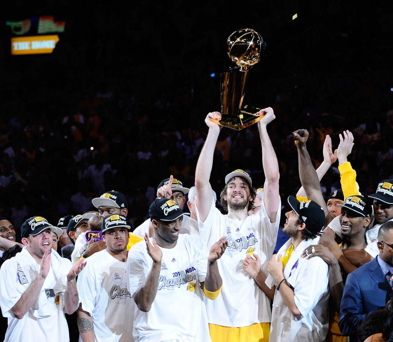 Gaso levanta el trofeo que corona a su equipo como campeón de la NBA rodeado por sus compañeros tras vencer Los Celtics, en junio de 2010.