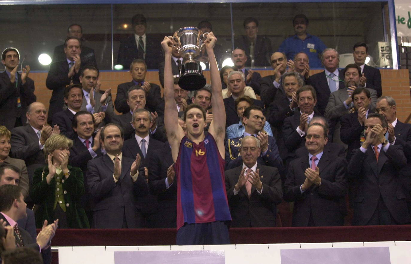 El Barcelona se proclama campeón de la final de la 65 ª Copa del Rey de Baloncesto tras vencer en la final al Real Madrid. En la foto, Pau Gasol alza el trofeo de mejor jugador del torneo, entregado por el Rey Juan Carlos I, en marzo de 2001.