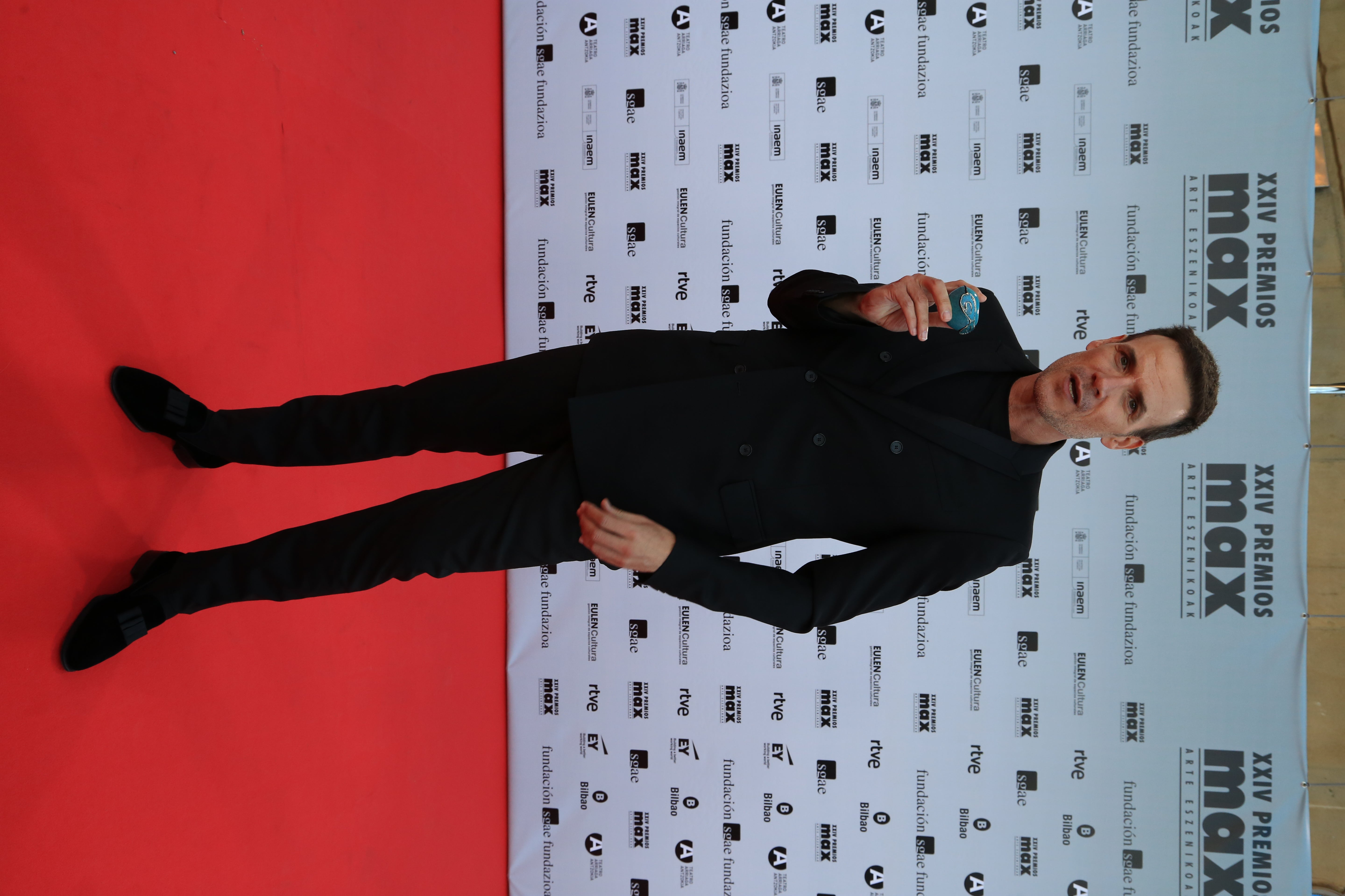 Daniel Perdiguero optó por un traje negro de la firma Les Hommes y unos zapatos de terciopelo de la firma Descuared2.