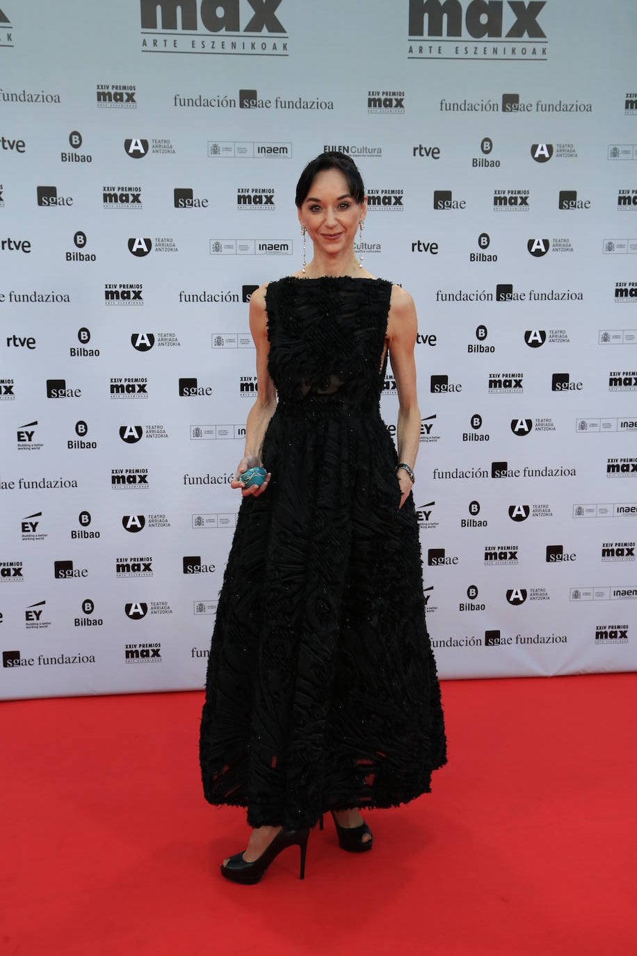 La bailarina Lucía Lacarra, nominada a mejor coreografía por Fordlandia, enamoró con un vestido negro de Isabel Zapardiez, pendientes largos de Majorica y unos zapatos de Michael Kors. 