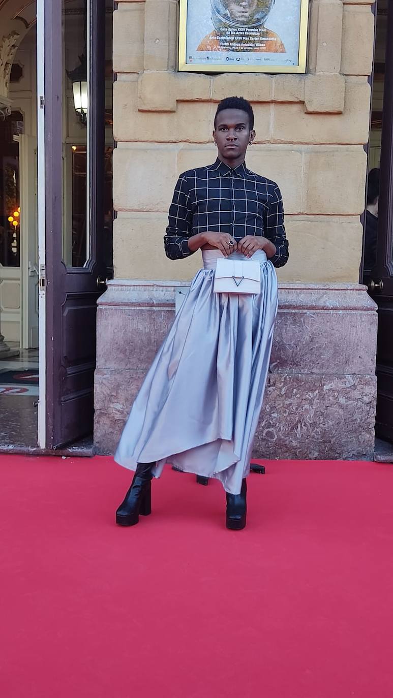 Lewis Lerbours, acompañante de Alberto Sinpatron, pisó la alfombra roja con una camisa de H&M que customizó, una falda creada por él mismo y unos zapatos de Zara. 