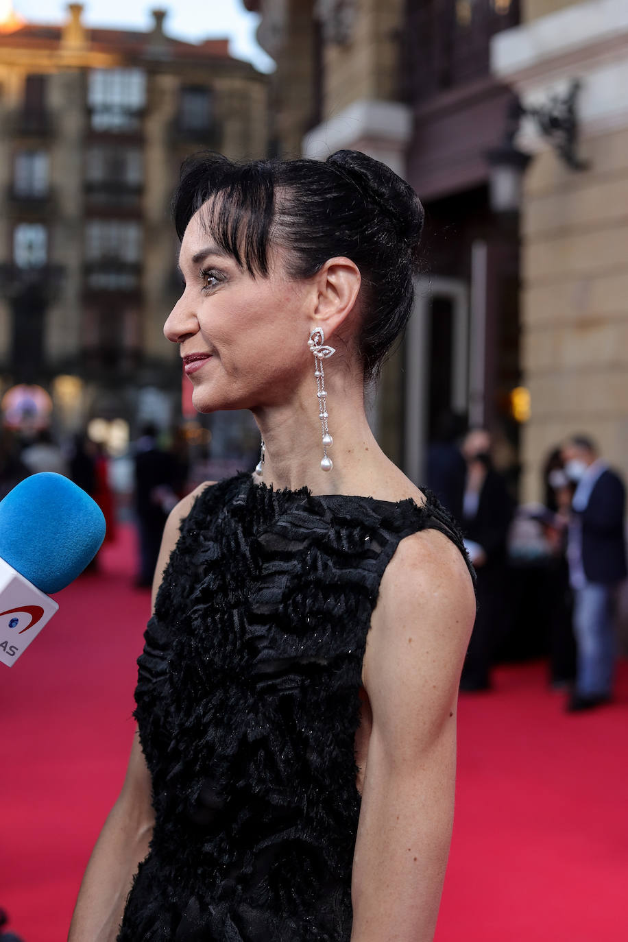 La bailarina Lucía Lacarra, nominada a mejor coreografía por Fordlandia, enamoró con un vestido negro de Isabel Zapardiez, pendientes largos de Majorica y unos zapatos de Michael Kors.