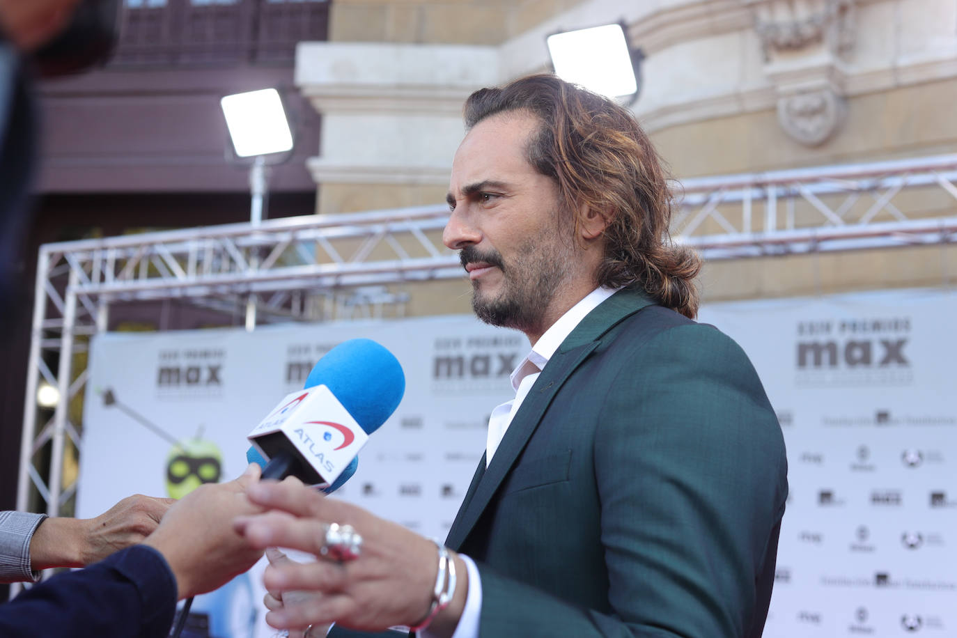 Asier Etxeandia, que actuó en la gala con Mastodonte, el grupo musical que integra junto a Enrico Barbaro, eligió para la cita un traje verde de una sastrería vasca y unos botines granates. También introdujo en el look joyas del diseñador portugalujo Jabier Bilbao. 