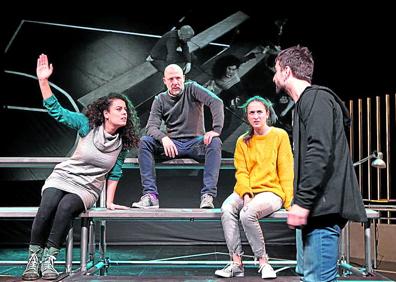 Imagen secundaria 1 - Intérprete de danza Iratxe Ansa, 'Al desnudo'. Autoría revelación 'el patio de mi casa'. Musical 'kutsidazu bidea, ixabel'