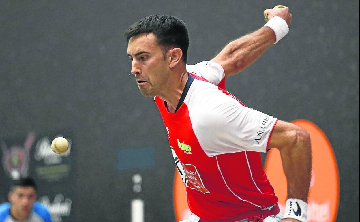 Mikel Urrutikoetxea ejecuta un saque en Lekeitio. 