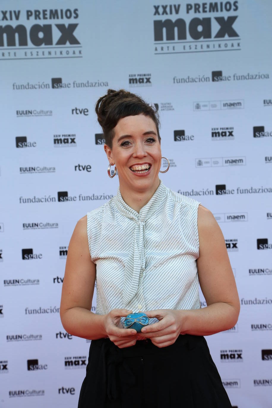 La diseñadora de decorados Laura Closca posó con una falda negra de la tienda SystemAction y una blusa con lazada en el cuello de SusiSweetdress. Sus botas de agua son de Zara.