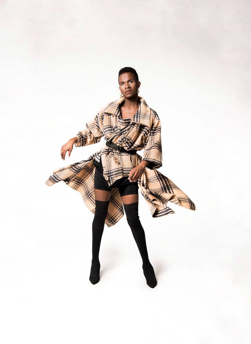 Fotos: El joven del Casco Viejo que posó con falda y tacones en la alfombra roja de los premios MAX, ¿por qué no?