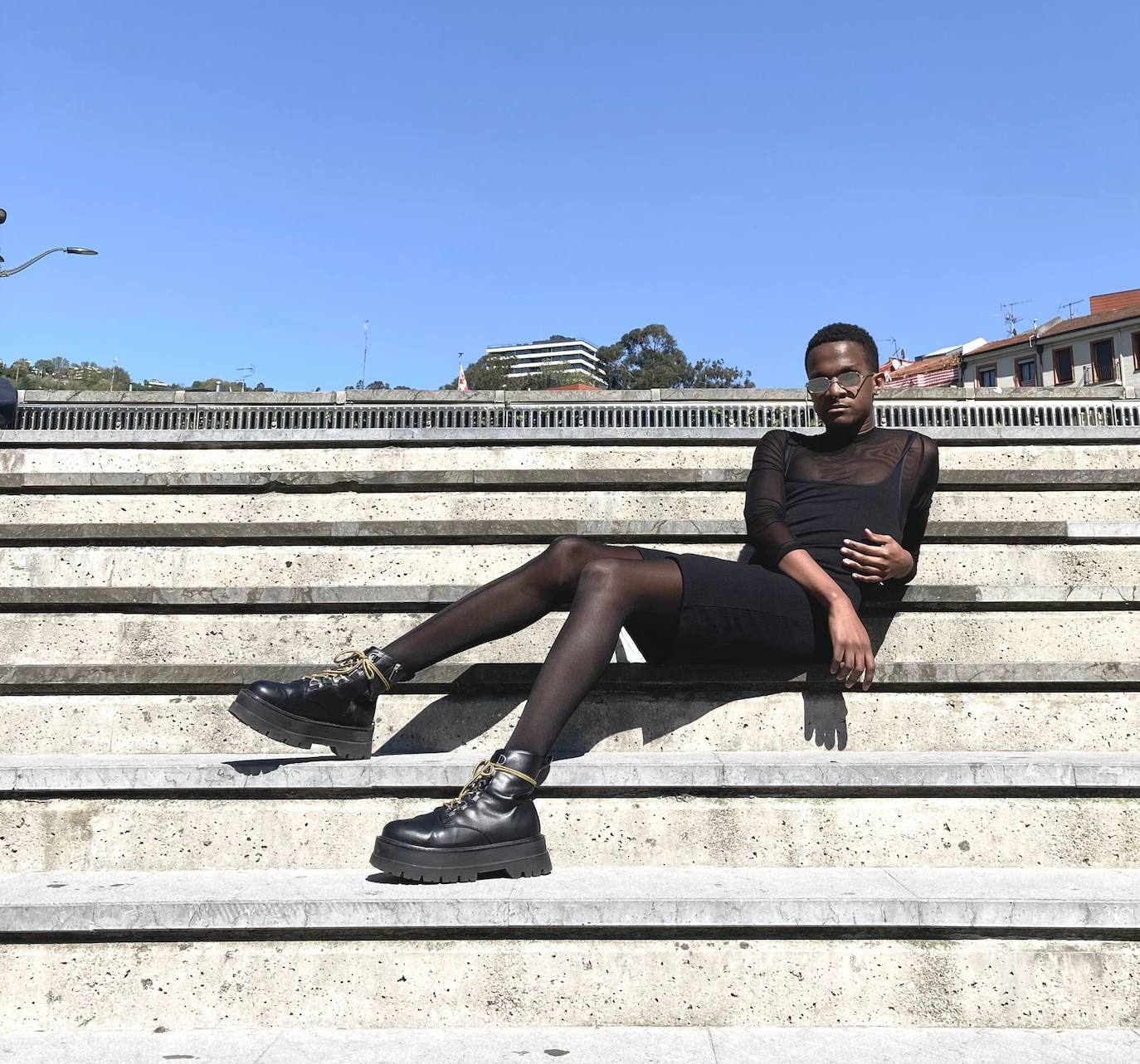 Fotos: El joven del Casco Viejo que posó con falda y tacones en la alfombra roja de los premios MAX, ¿por qué no?