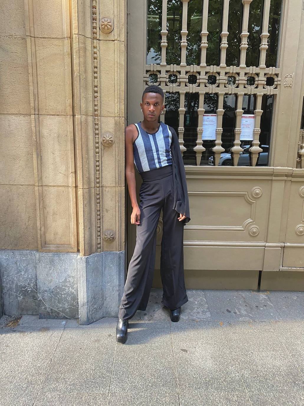 Fotos: El joven del Casco Viejo que posó con falda y tacones en la alfombra roja de los premios MAX, ¿por qué no?